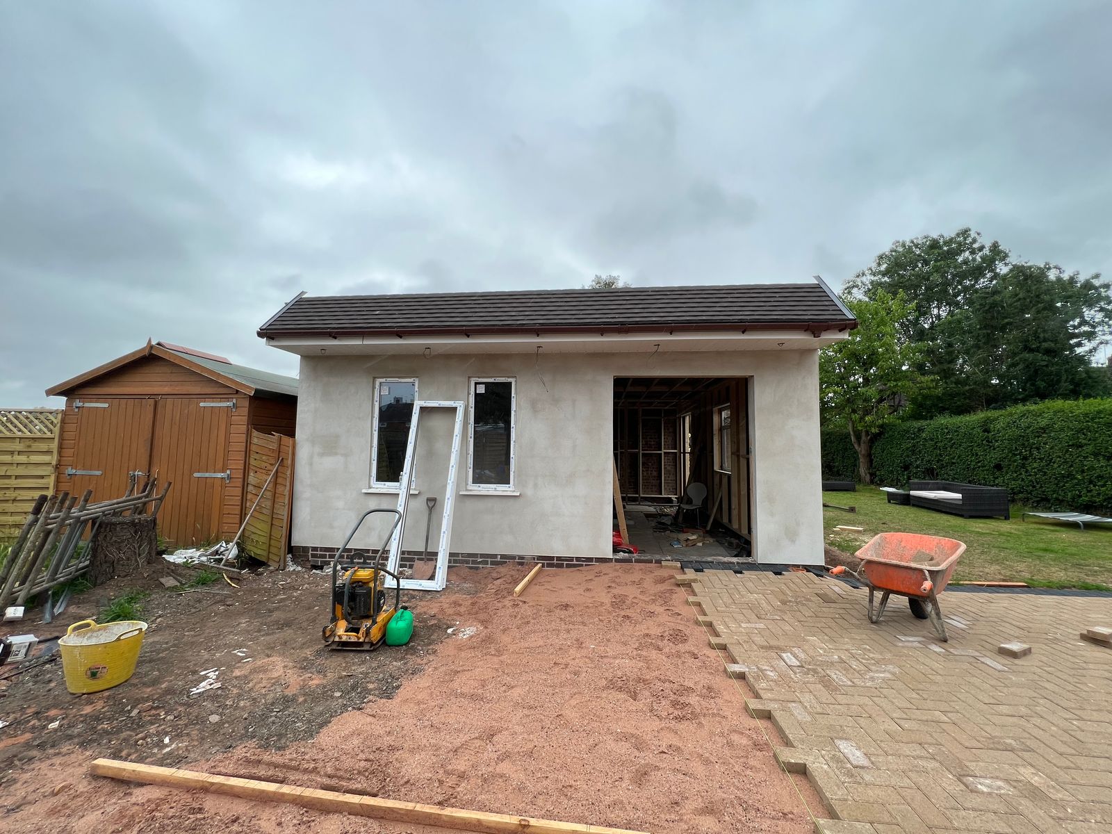 Installation of windowframes and doorframes during the construction of a dog rehabilitation centre.